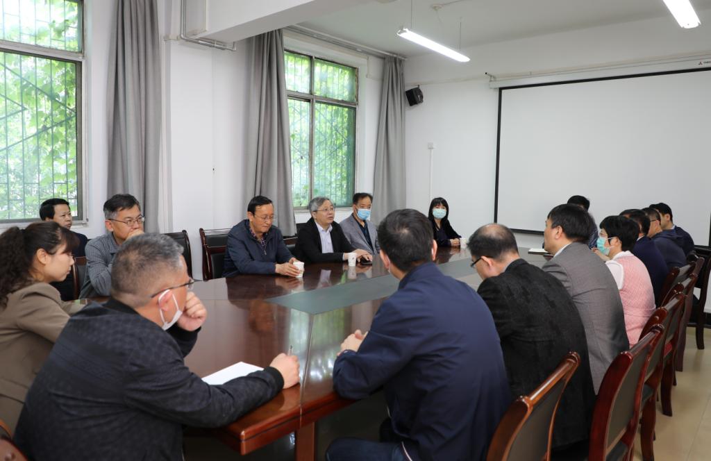 校领导带队深入一线慰问疫情防控工作人员