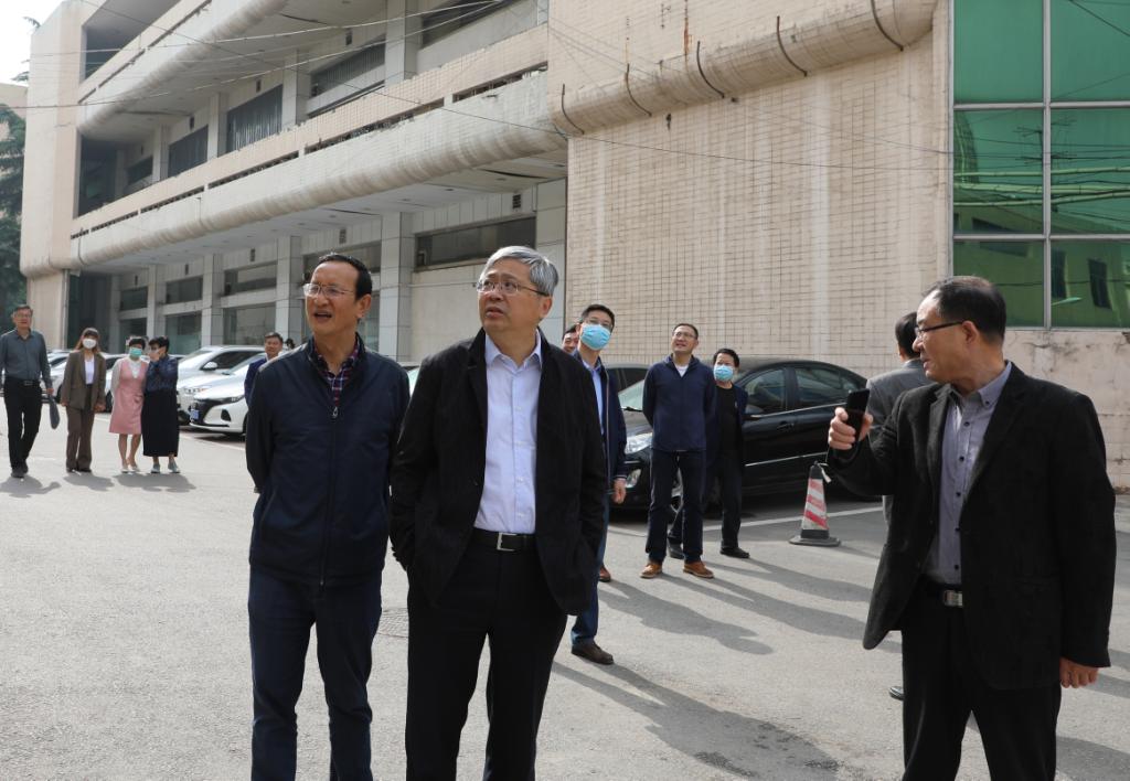 校领导带队深入一线慰问疫情防控工作人员
