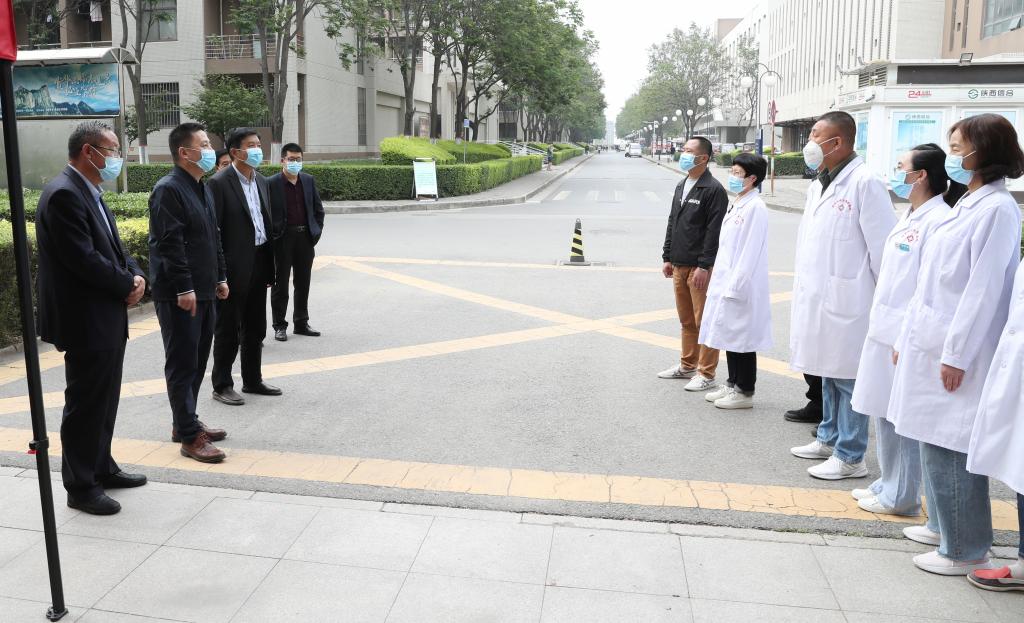 校领导带队深入一线慰问疫情防控工作人员