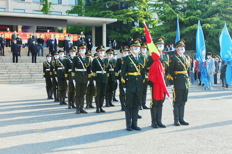 我校举行“青春心向党 建功新时代”主题升国旗仪式