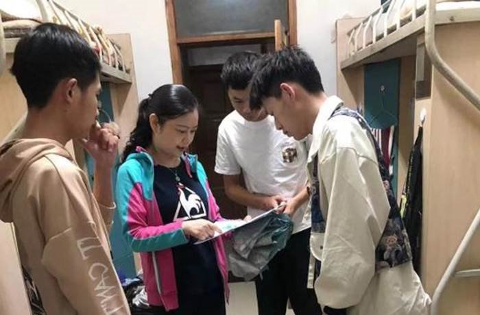 职业技术师范学院“五一”期间深入学生寝室走访慰问