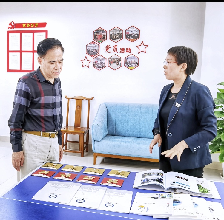 校党委书记李志雄到图书馆调研指导工作