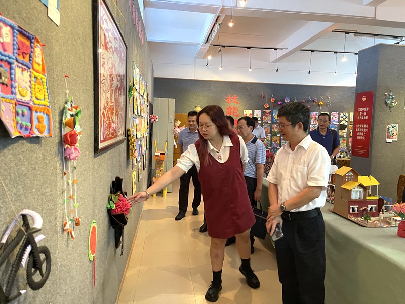 杨兹举到民族学院参观指导学生手工绘画作品展