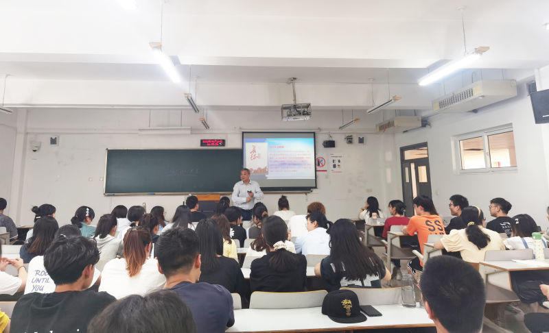 副校长李国军为数学与统计学院学生上《形势与政策课》