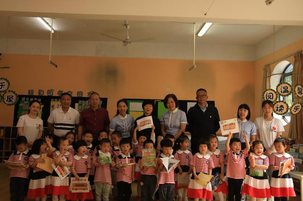 学校党委副书记宋豫一行看望慰问学校附属幼儿园师生