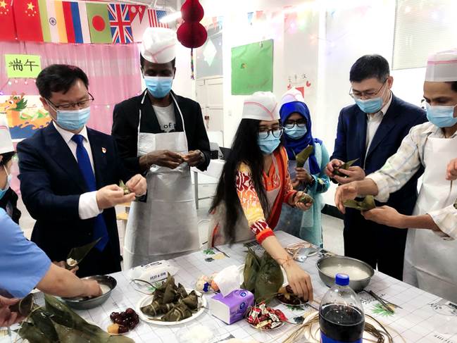 副校长周钦在端午节前看望在校留学生
