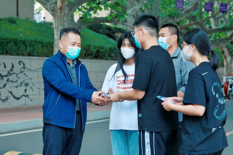 悠悠药草香 浓浓端午情——大连神谷中医医院向我校捐赠“防疫香囊”14000个