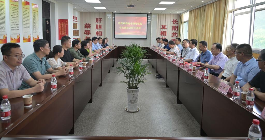 省总工会深入我校开展“送奖调研下基层”活动