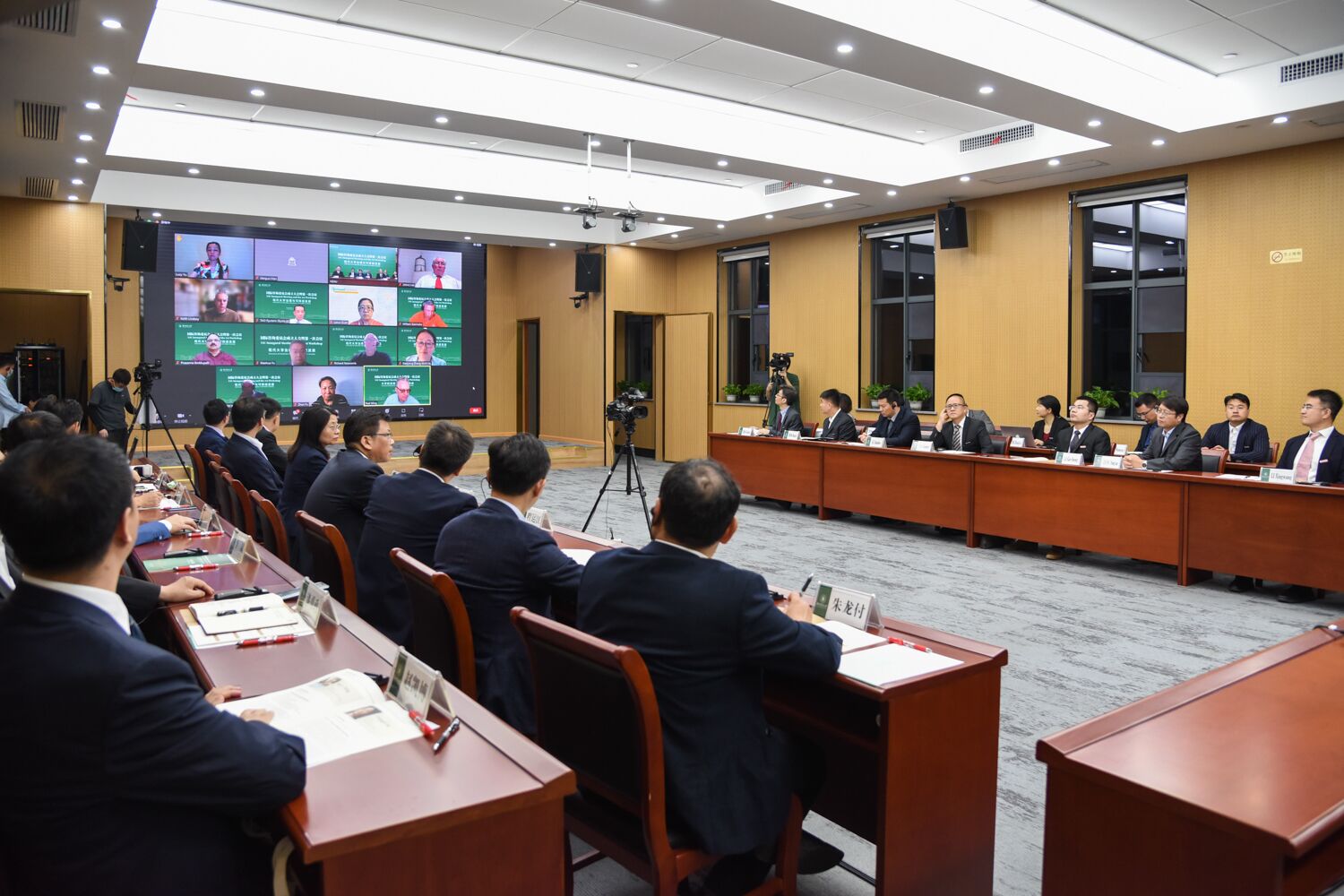 学校举行国际咨询委员会成立大会暨第一次会议