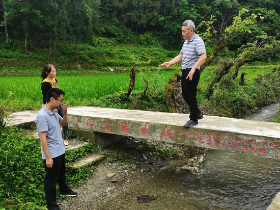 解百姓忧 暖民众心——红岩联线管理中心修建黄家镇先锋社区便民桥