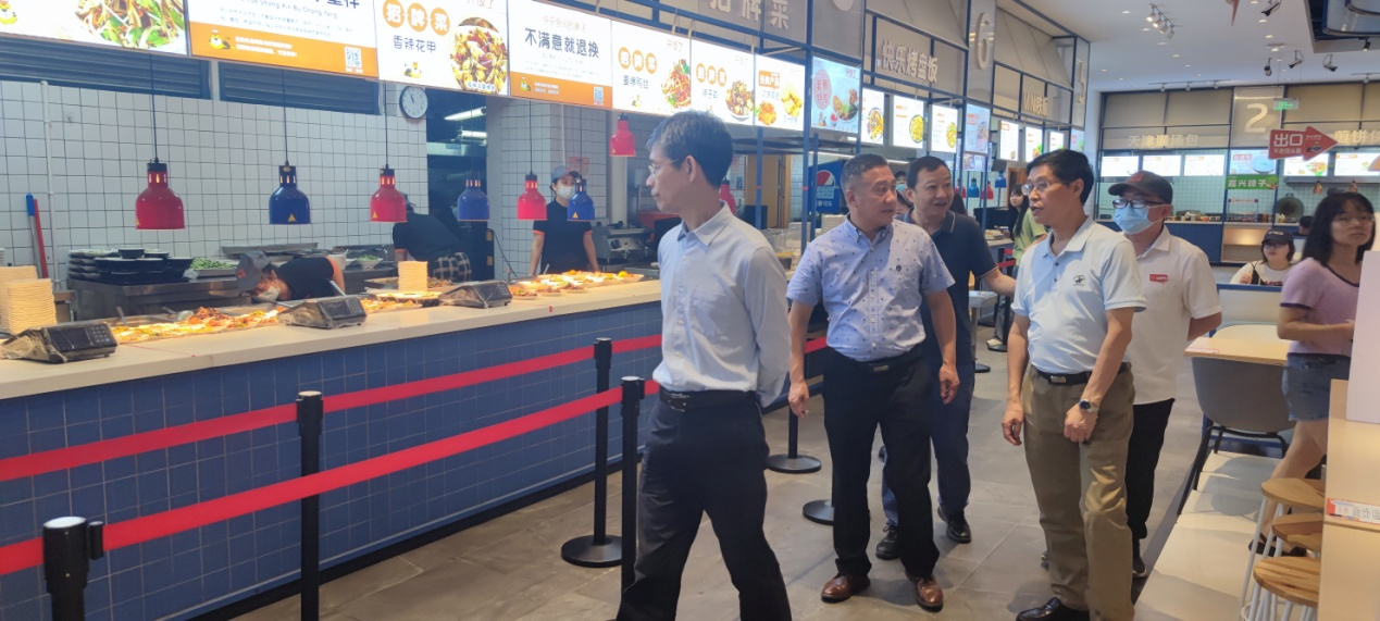校长孙芳城一行深入食堂检查食品卫生安全工作