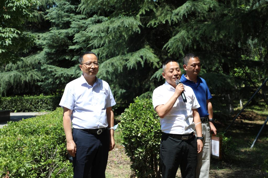法学院校友会向母校捐赠“崇法尚德 笃行致远”文化石
