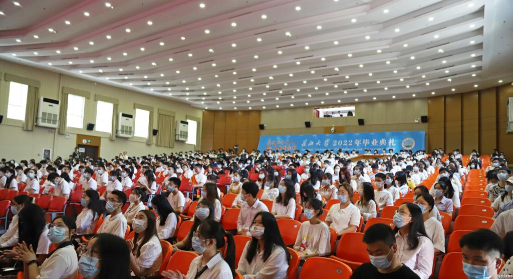 长江大学隆重举行2022年毕业典礼 9000名学子将踏上新征程