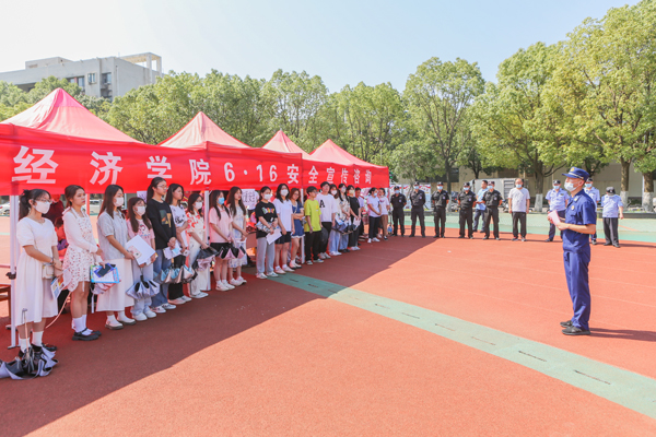 学校开展“安全生产月”暨6.16安全宣传日咨询活动