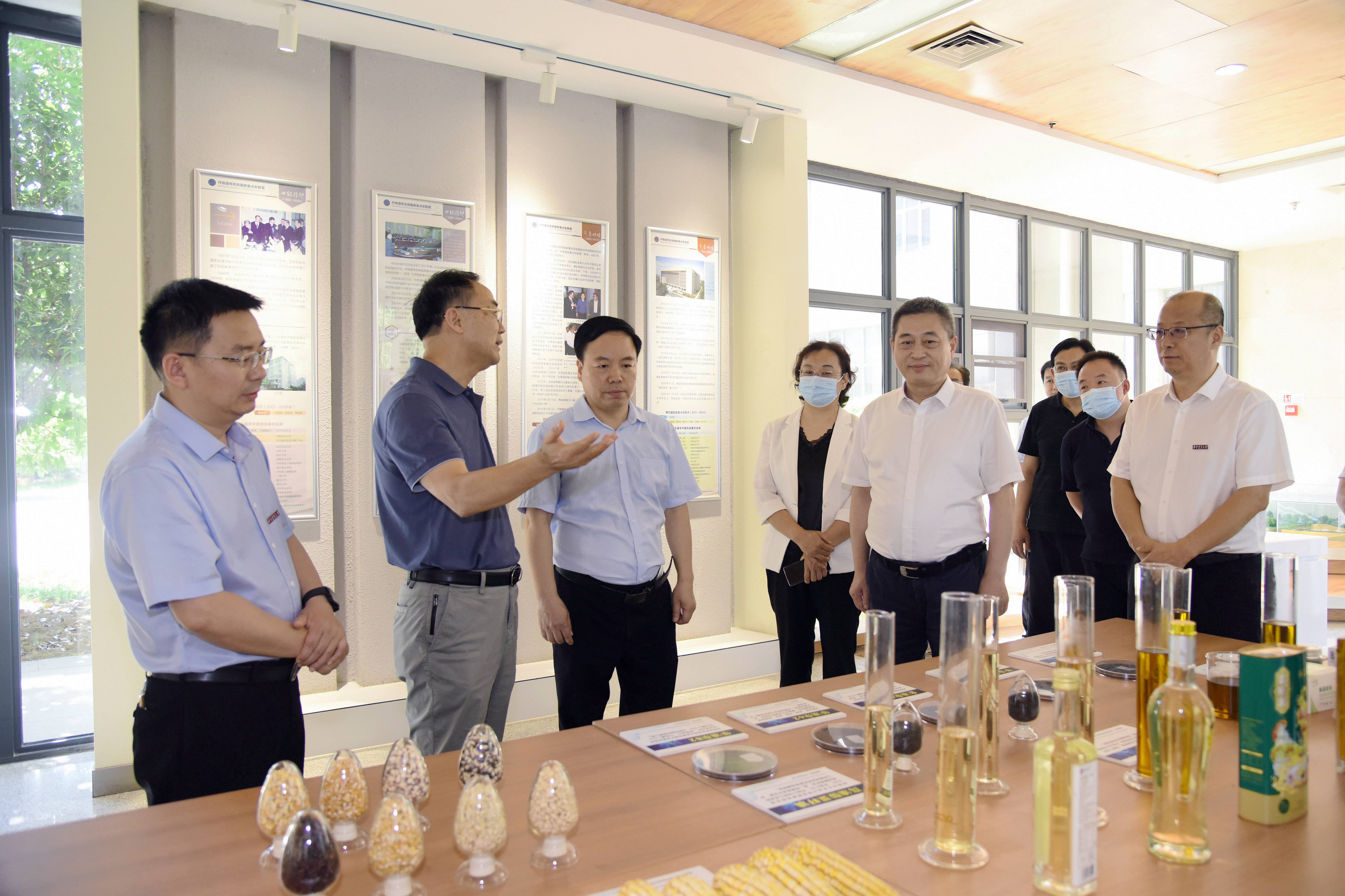 副省长杨云彦来校调研