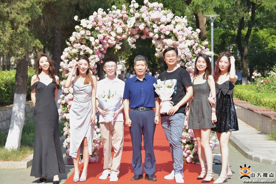 ［新闻］举行2022届毕业典礼暨学位授予仪式