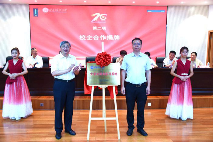 方明校长参加信息学院庆祝建校70周年校友座谈会暨校企合作签约仪式