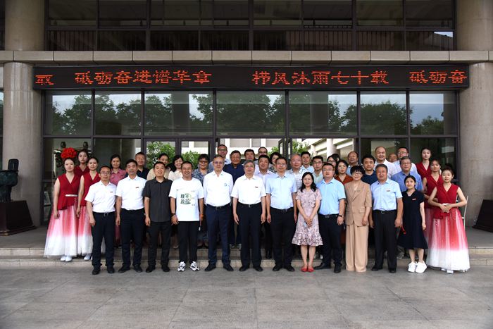 方明校长参加信息学院庆祝建校70周年校友座谈会暨校企合作签约仪式