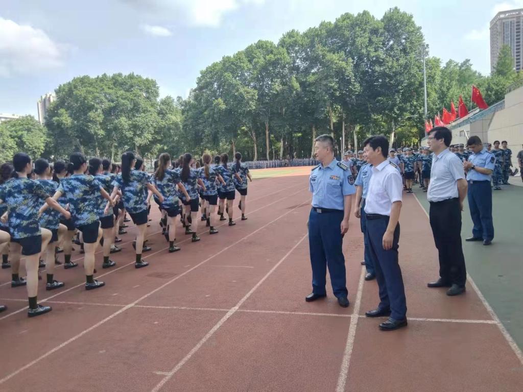 空军预警学院领导与我校领导看望2021级军训学员及教官