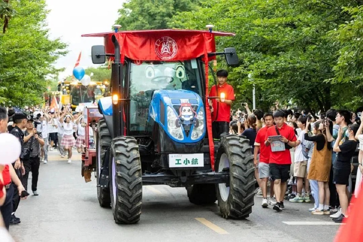 【中青评论】毕业仪式又开拖拉机又骑马，“别人家的大学”好在哪？