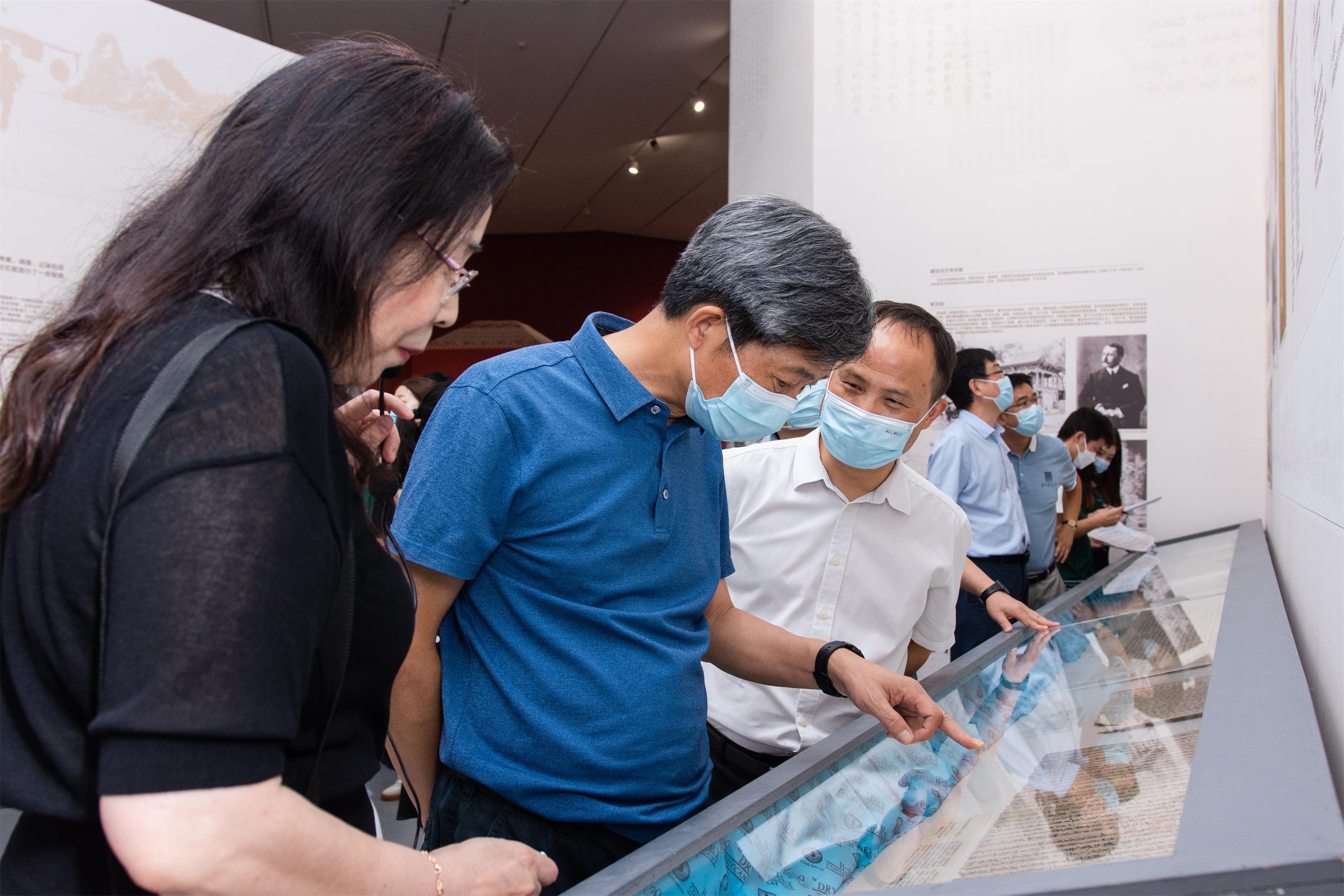 高翅一行参观敦煌石窟考古特展