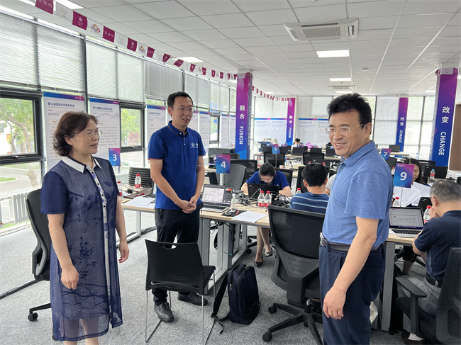 代表学校及赛事组委会对来自北京大学教授王颖霞,浙江大学教授王彦广