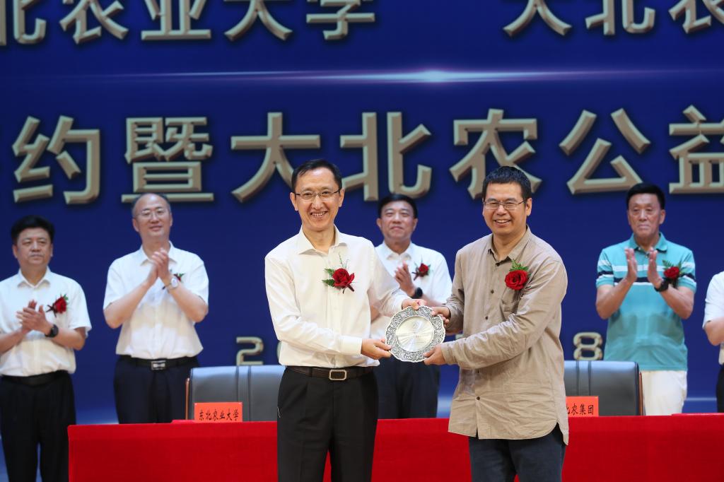 付强与张立忠签订校友个人捐赠协议邵根伙博士与付强签订了大北农公益