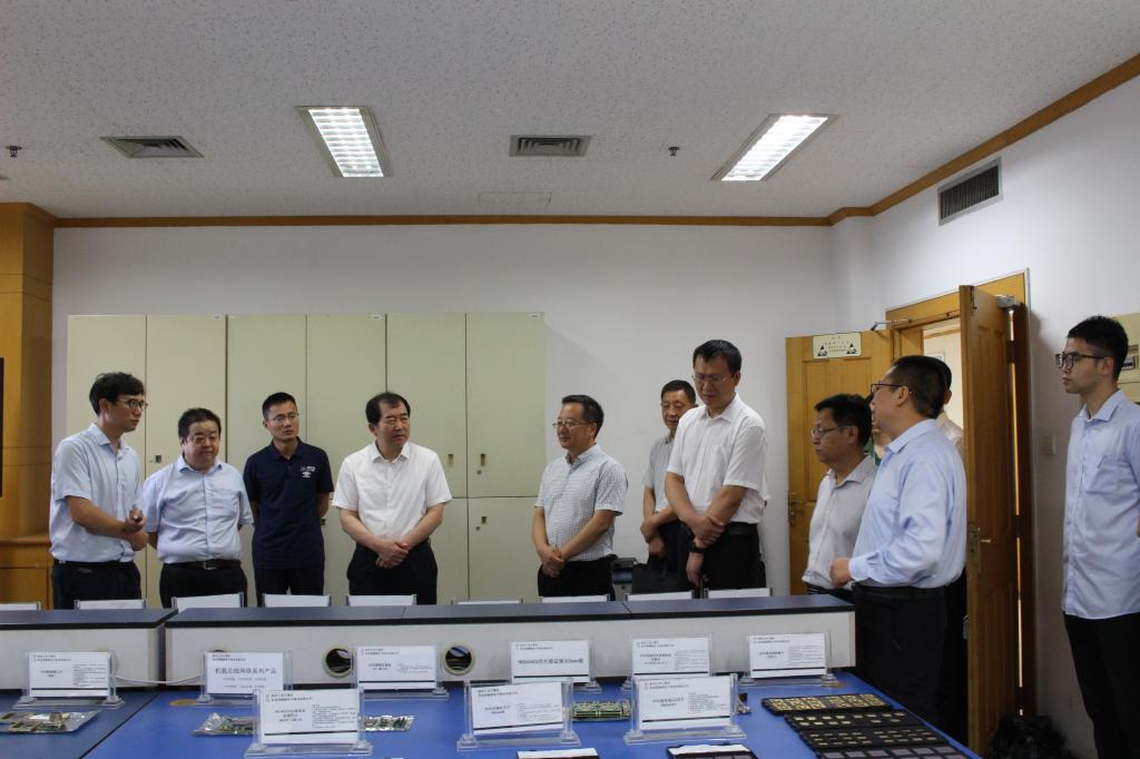 校长李天太一行赴西安翔腾微电子科技有限公司签订合作协议