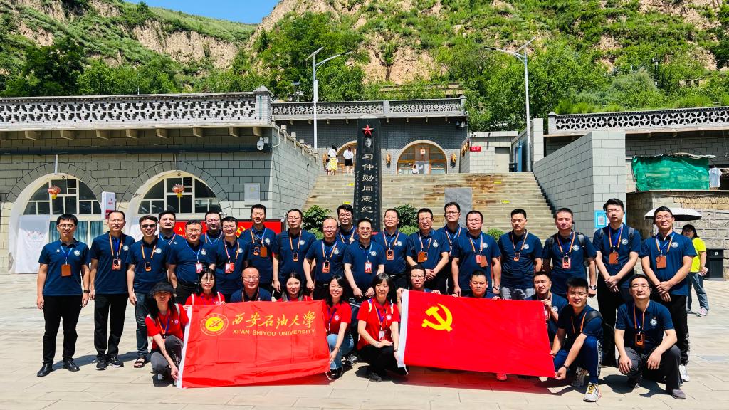 我校组织党员干部和青年教师参加“重走转战陕北路，追寻先辈光辉足迹”主题培训班