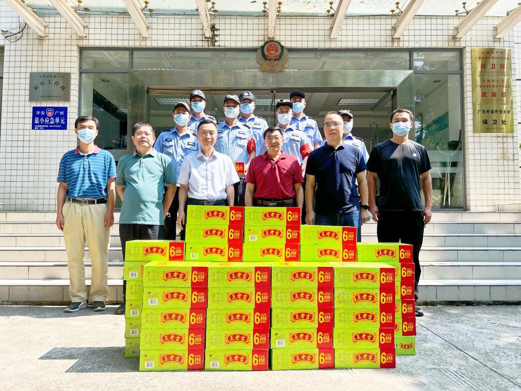 校领导慰问学校安保工作人员