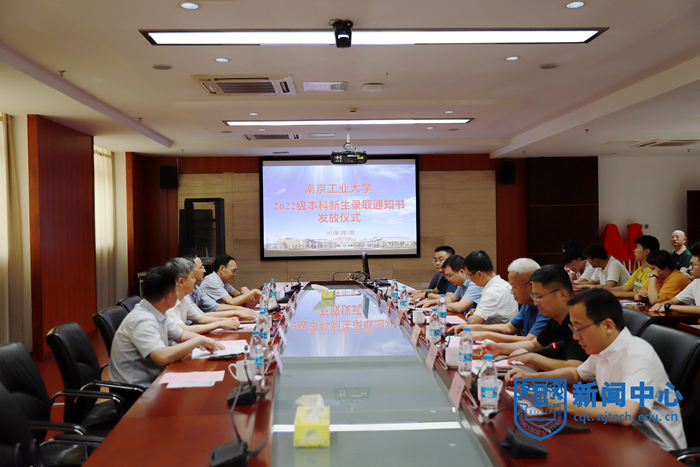 校党委书记芮鸿岩、副书记吴胜红一行赴江苏省宜兴中学发放2022级新生录取通知书