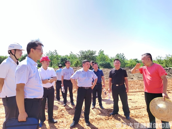 校长刘建平检查工程项目建设工作