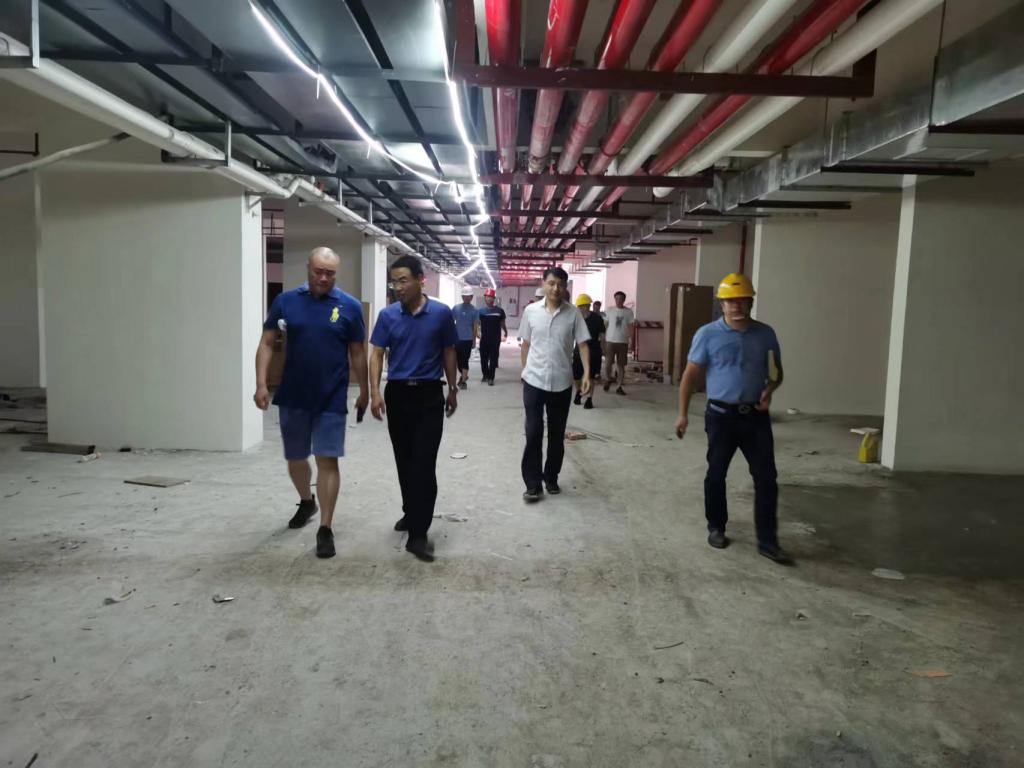 校领导带队检查在建工地高温天气施工安全防范工作