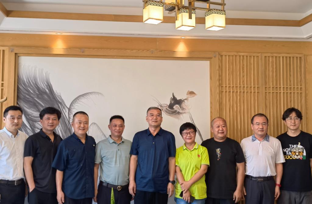 校友张本财一行返校交流共叙发展