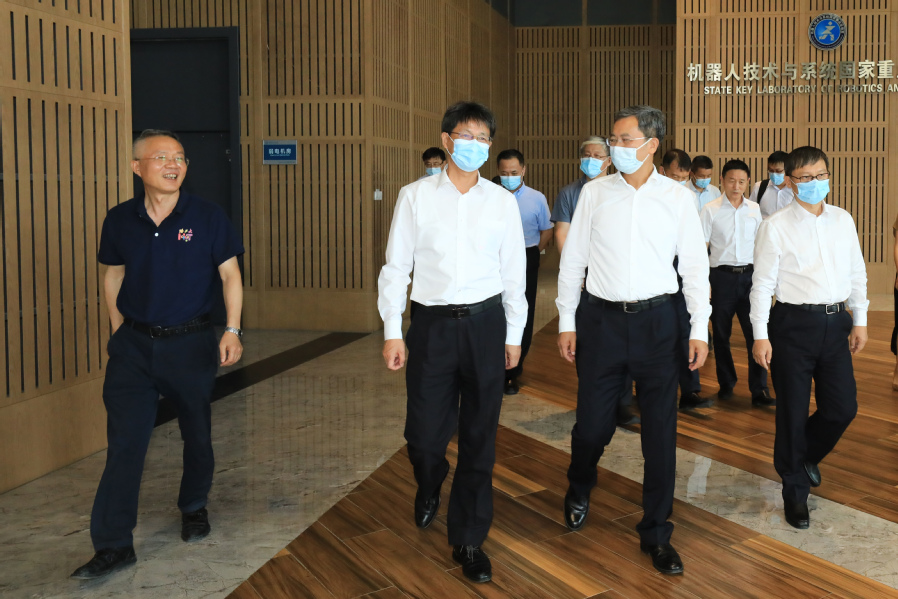 工业和信息化部党组成员、副部长张云明一行来校调研