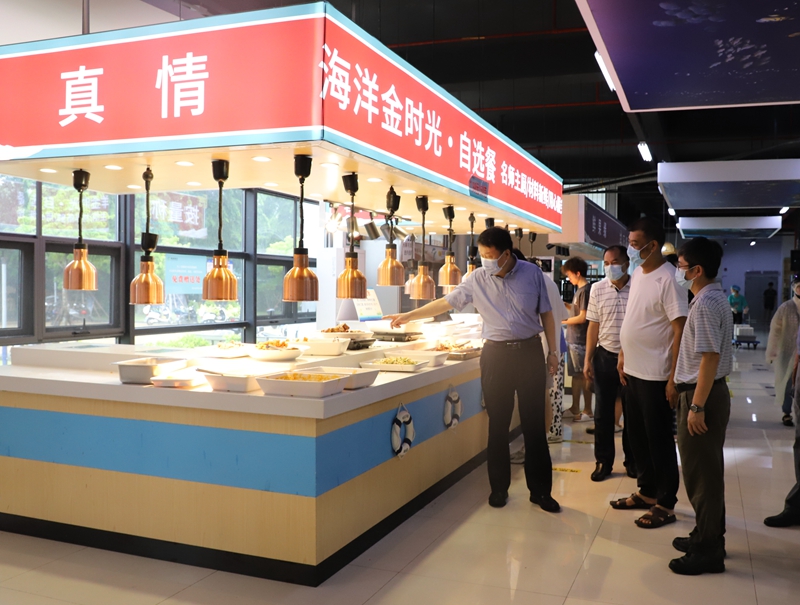 校领导全面检查校园疫情防控工作落细落实
