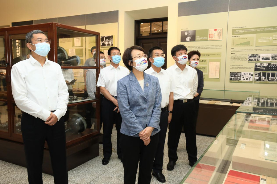 中央网信办副主任、国家网信办副主任曹淑敏一行来校调研