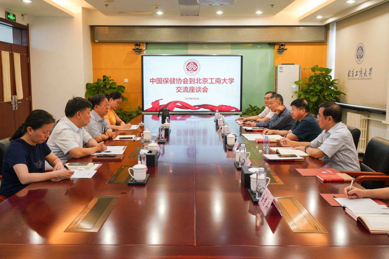 中国保健协会汪建荣一行来校调研