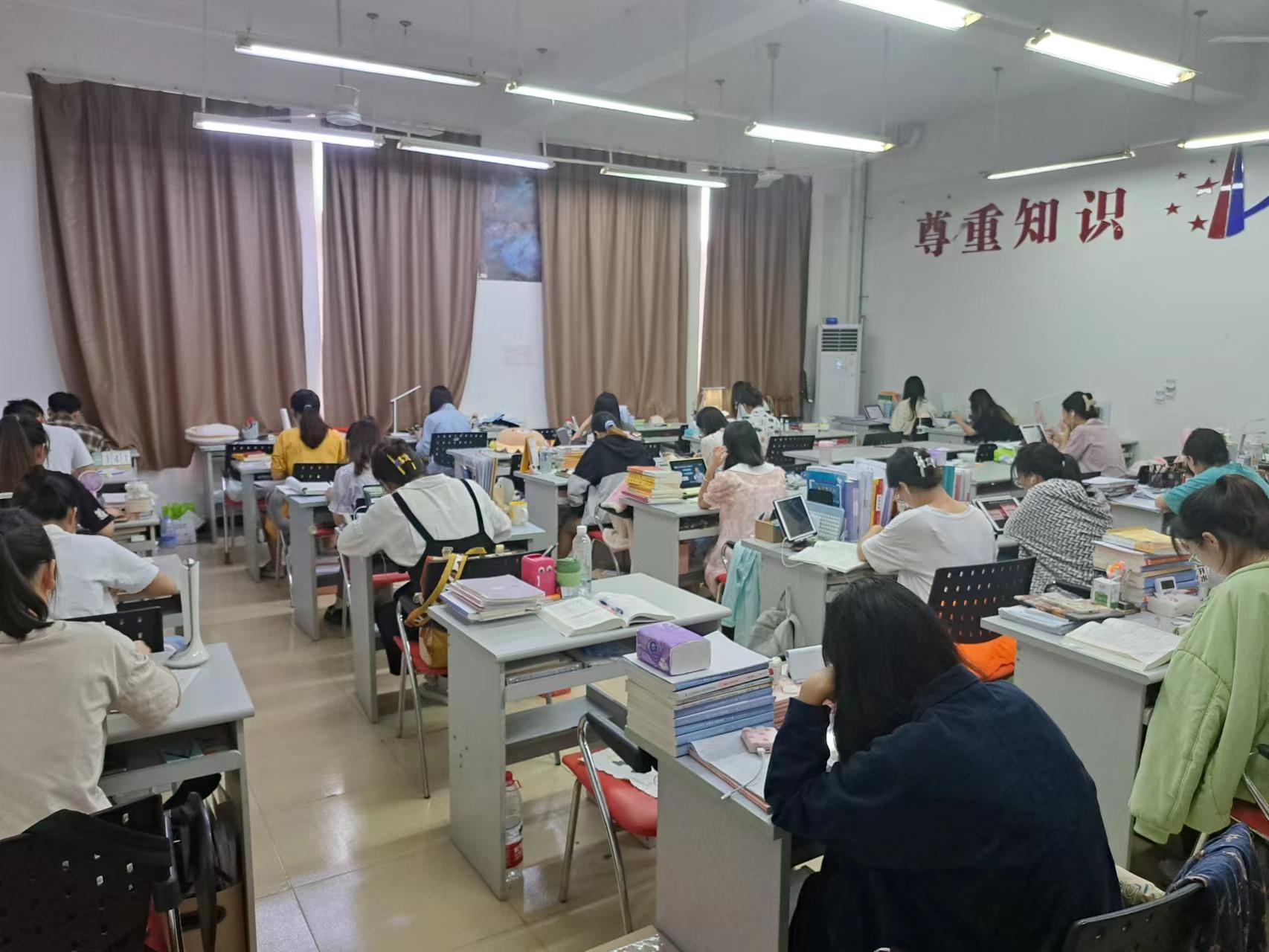 法学院慰问暑期留校学生