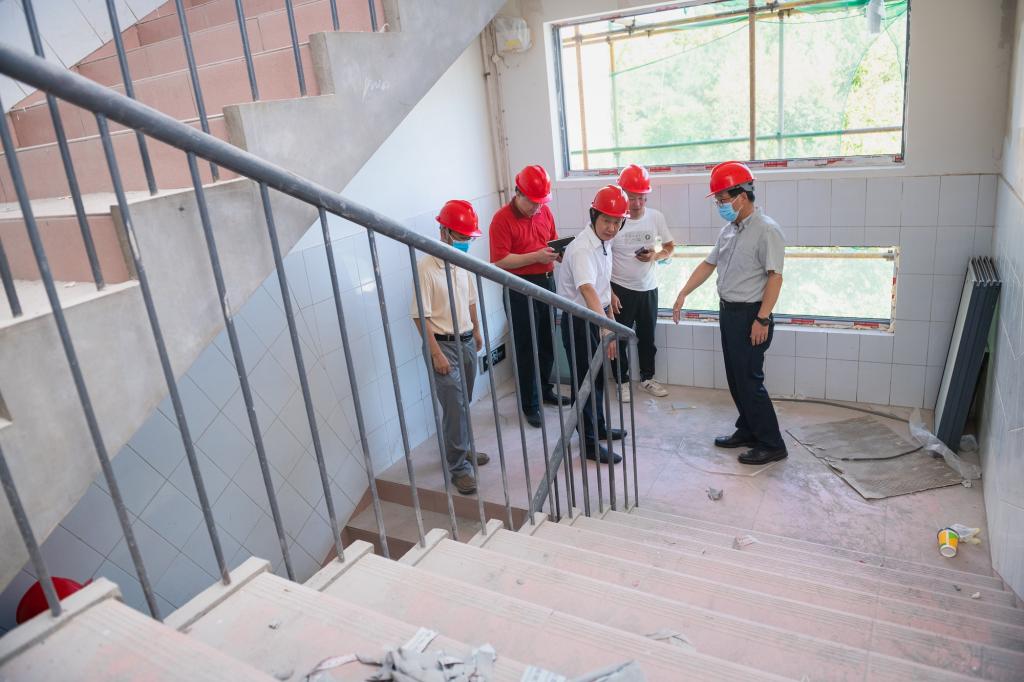 校领导走访慰问科研一线教师及基建工作人员