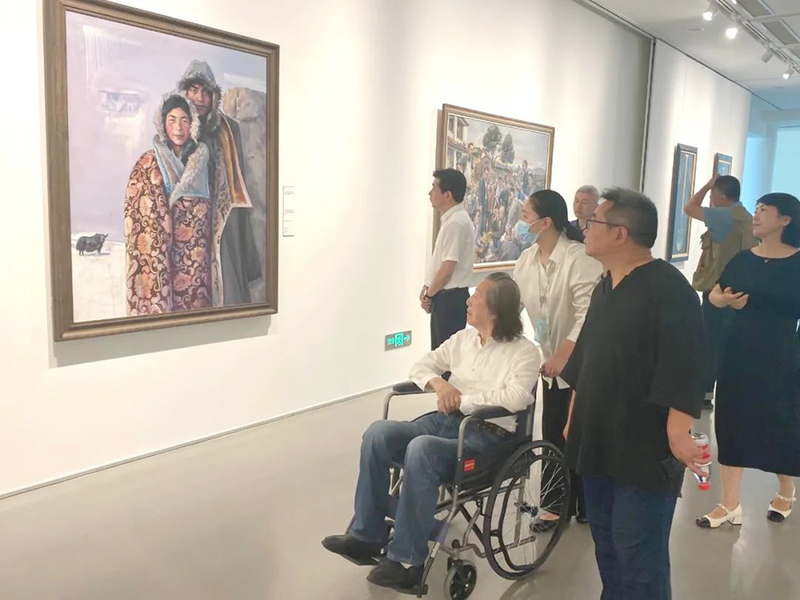著名艺术家袁运生参观艺术学院教师美术作品展