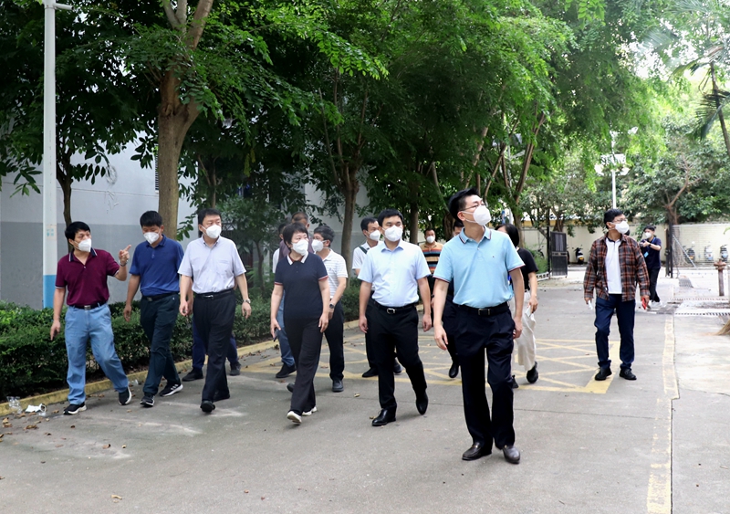 省教育厅厅长曹献坤到我校检查疫情防控工作并慰问一线工作人员