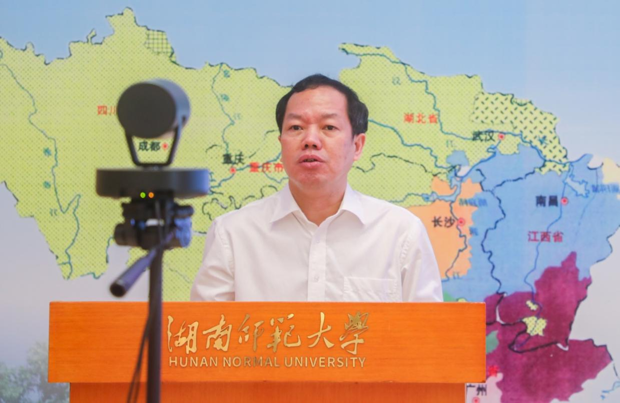 国家社科基金重大项目“湖南及周边省区汉语虚词时空立体研究及数据库建设”开题论证会暨第六届南方语言研究高端论坛在我校举行