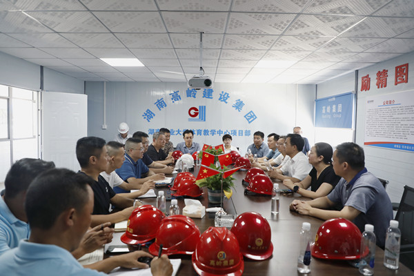 校领导带队检查暑期在建工程并慰问一线施工人员