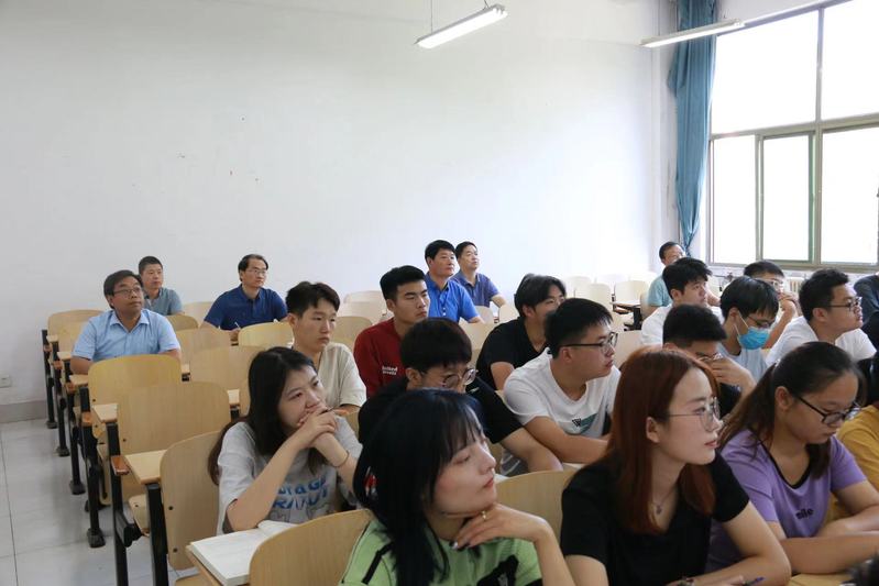党委委员、宣传部部长刘明合到物理与电子工程学院深入课堂听课指导