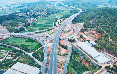 云南玉楚高速公路沥青路面全线铺通