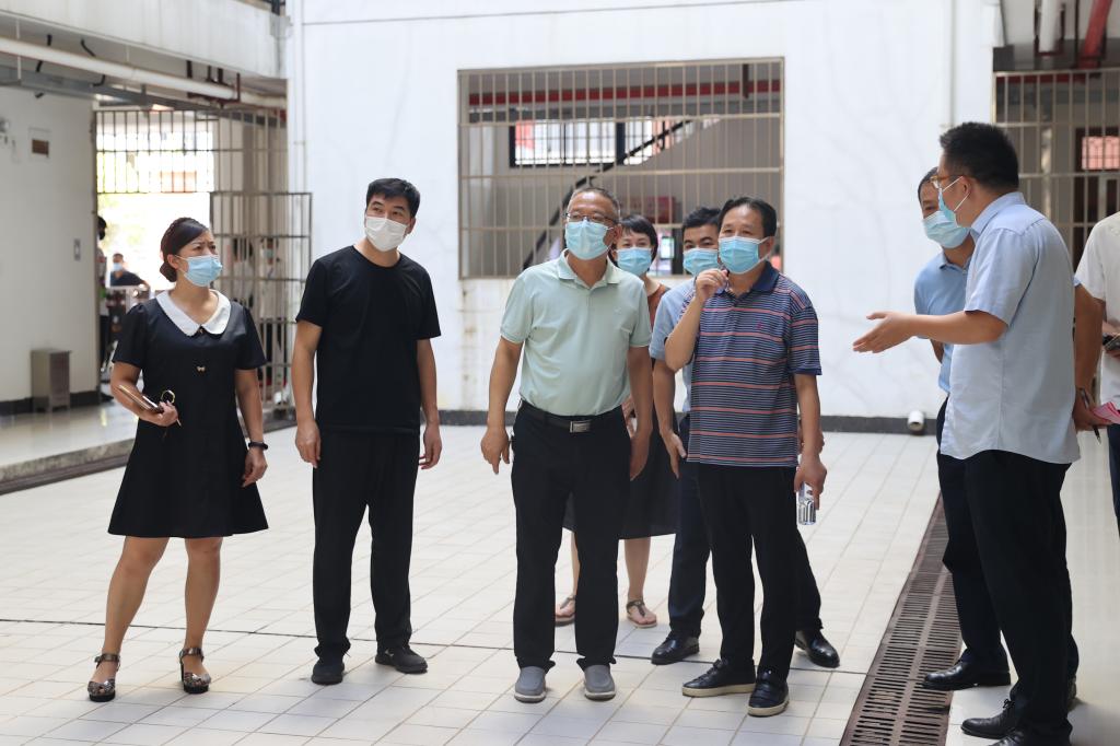 桂林市疫情防控指挥部一行到我校检查指导核酸检测工作