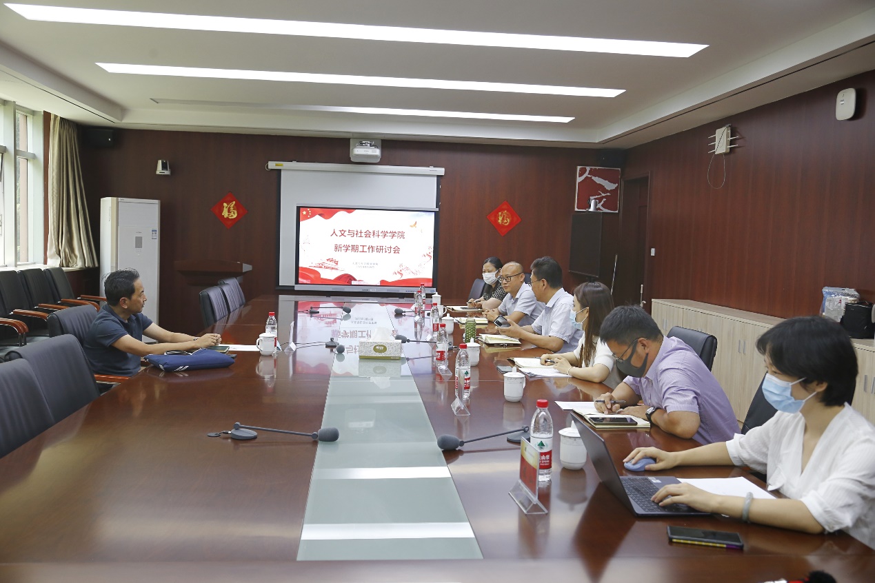 校领导到人文与社会科学学院指导新学期工作