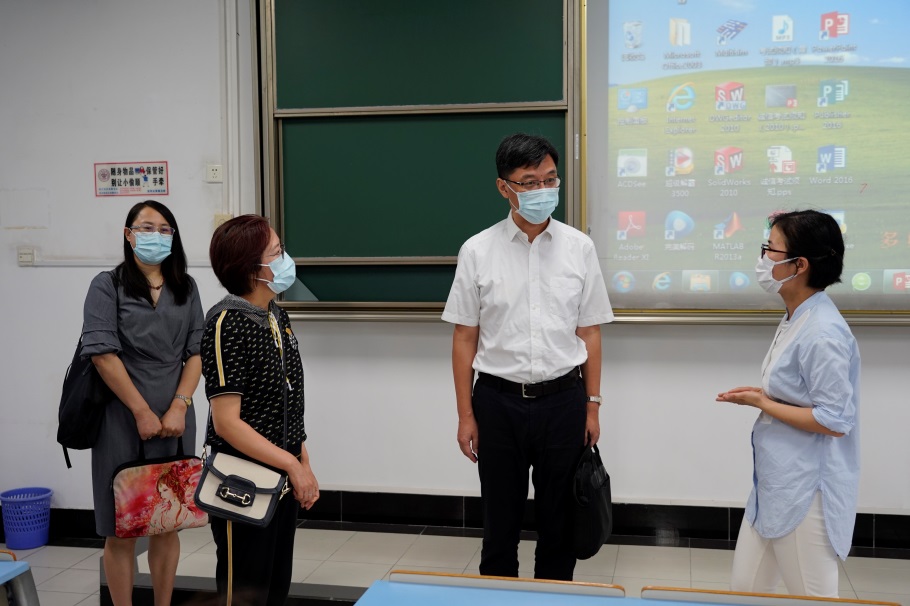 校领导察看新学期第一课