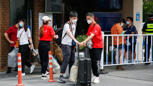 独立报到，2022级新生齐聚上财